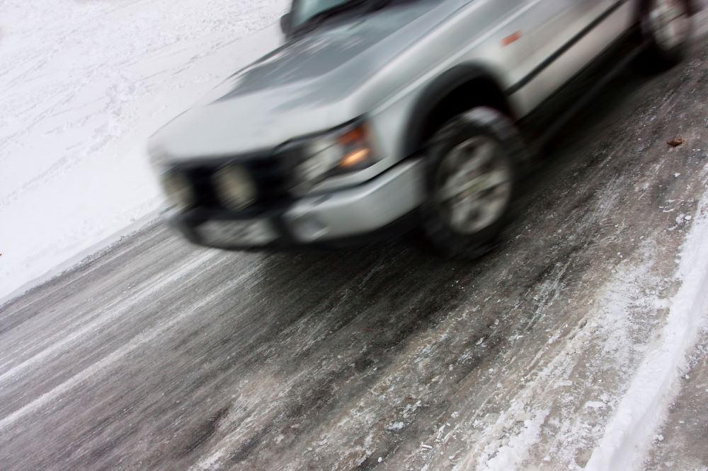 How to Drive on Ice and Avoid Skidding » Oponeo.co.uk