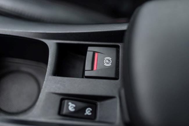 Handbrake User Guide: How And When To Use The Parking Brake | Oponeo.co.uk